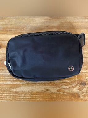 Lululemon Everywhere Black Belt Bag 1L